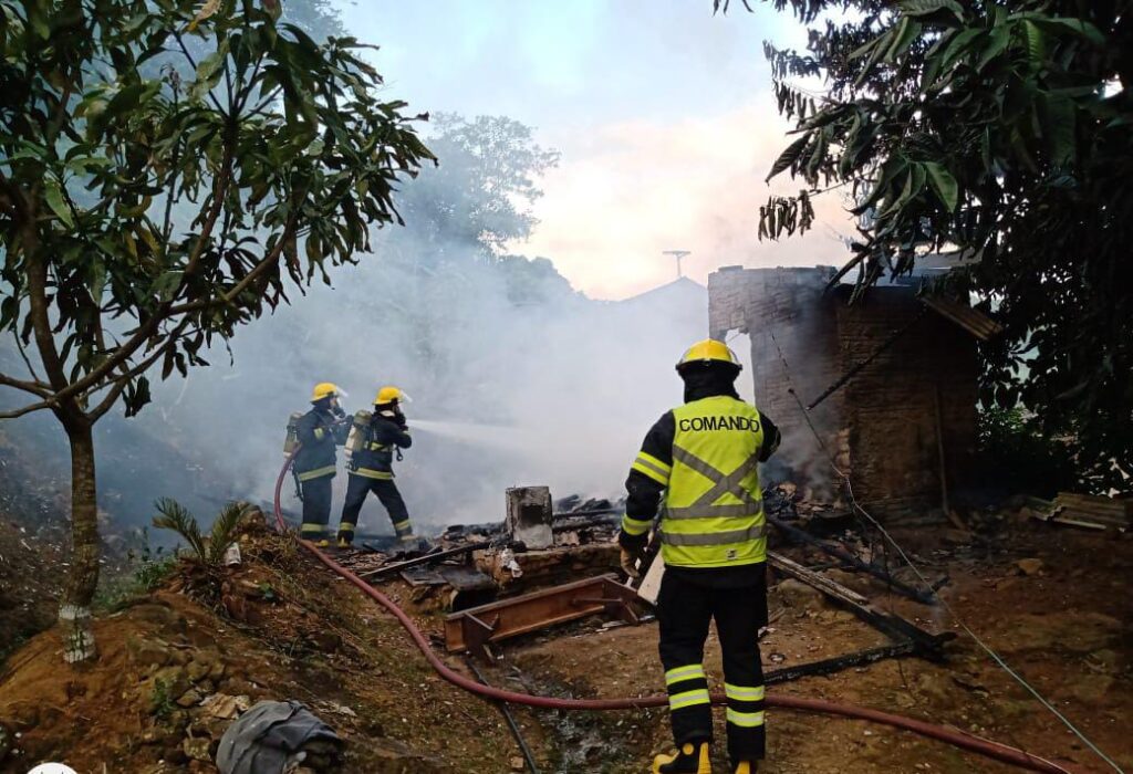 Residência de Guaramirim fica destruída após incêndio